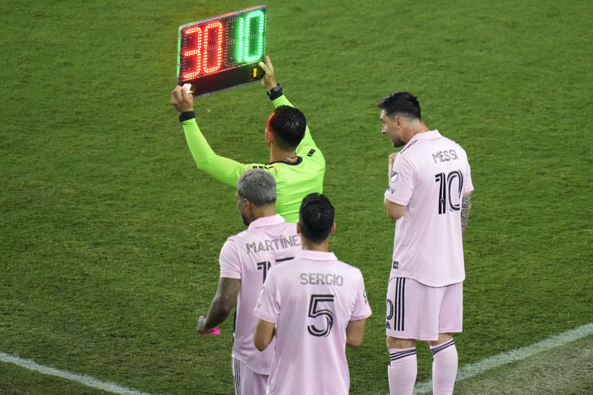 Tới phút 54, Lionel Messi cùng Sergio Busquets mới vào sân thay người.