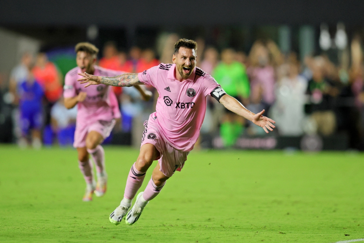Lionel Messi toả sáng trong trận ra mắt giúp Inter Miami thắng Cruz Azul 2-1 và tạm thời dẫn đầu bảng J League Cup.