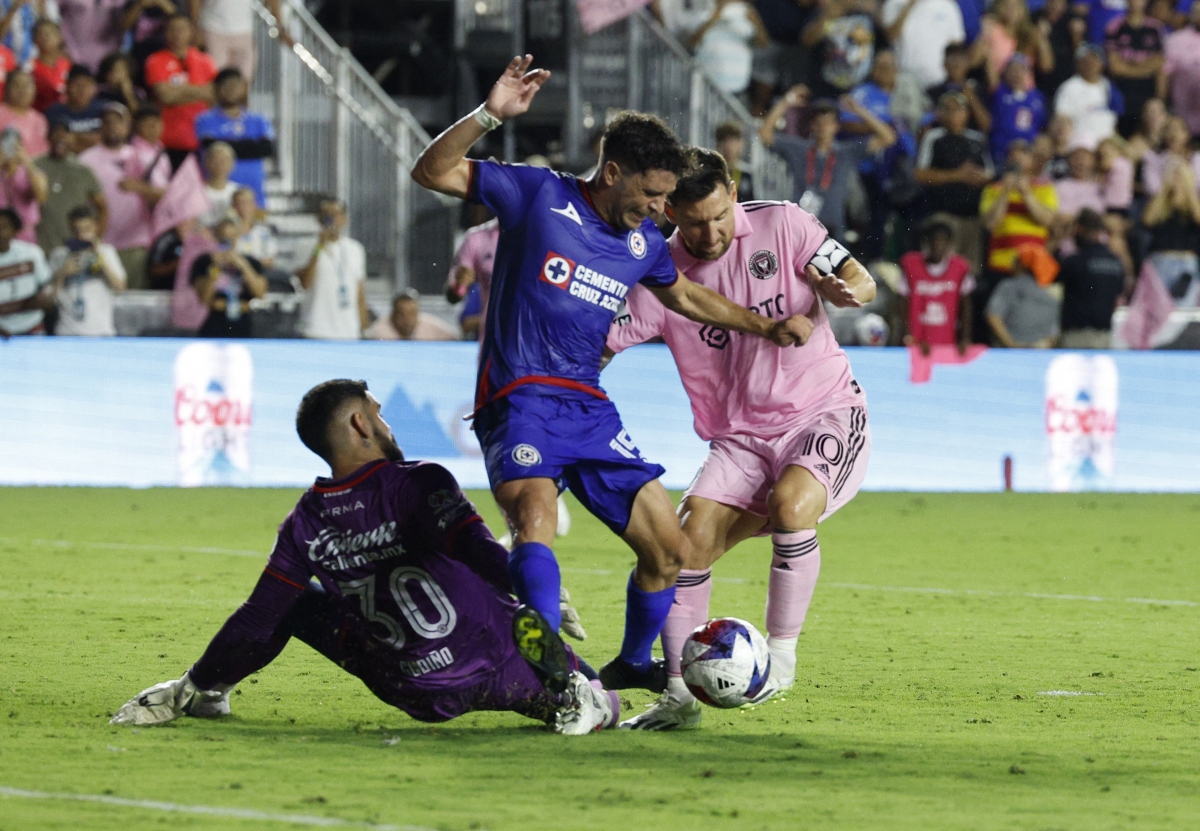 Trong thế trận đôi công, Lionel Messi có pha nhảy múa trước hàng thủ Cruz Azul rồi chuyền bóng cho Martinez dứt điểm vào lưới trống ở phút 87 nhưng bàn thắng không được công nhận vì lỗi việt vị.