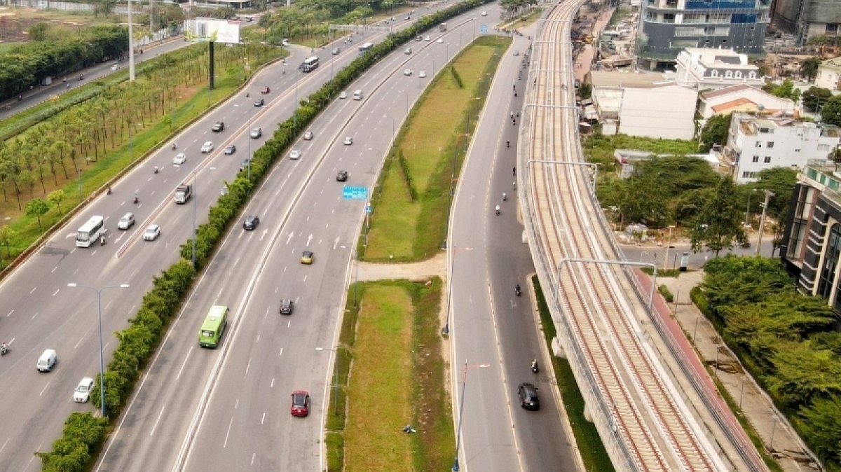 Tuyến metro số 1 TP.HCM (bên phải) đã sắp hoàn thành và đưa vào khai thác (ảnh M.Q)