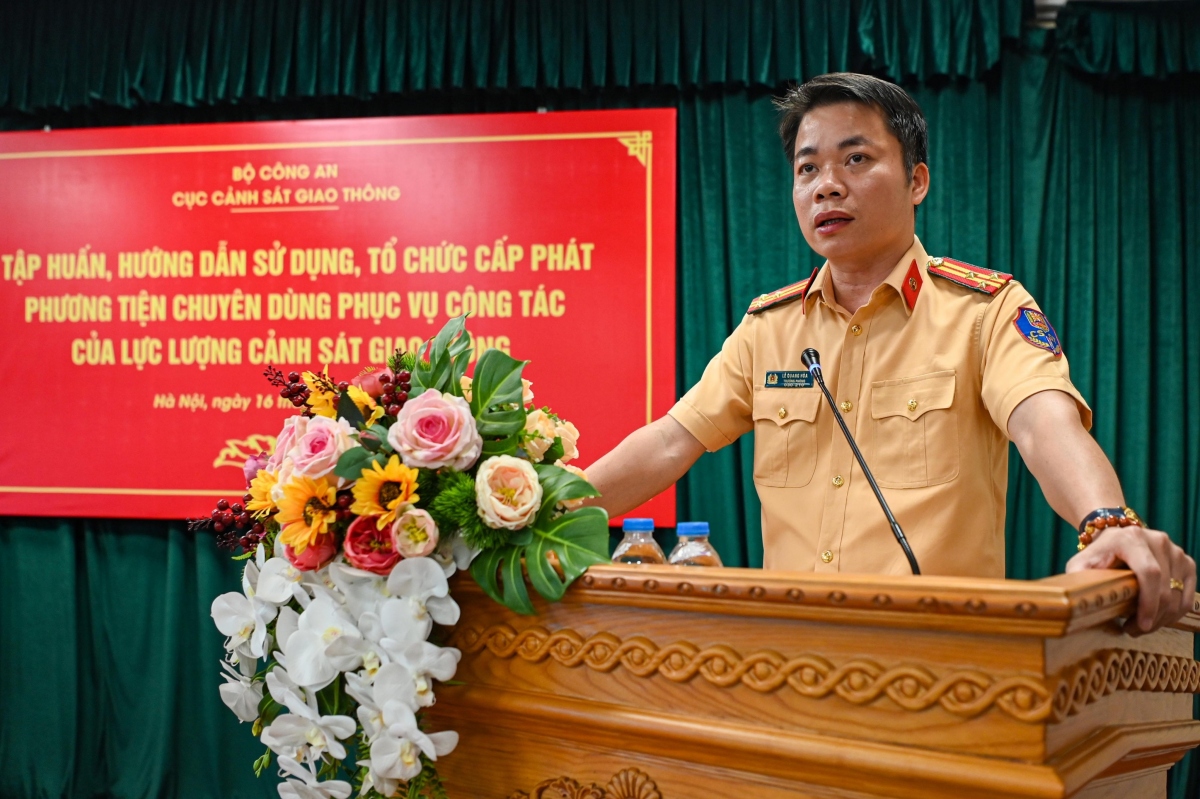 Thượng tá Lê Quang Hòa, Trưởng phòng Hướng dẫn, điều khiển giao thông và dẫn đoàn, Cục Cảnh sát giao thông Cục Cảnh sát giao thông (Bộ Công an) phát biểu tại buổi lễ bàn giao