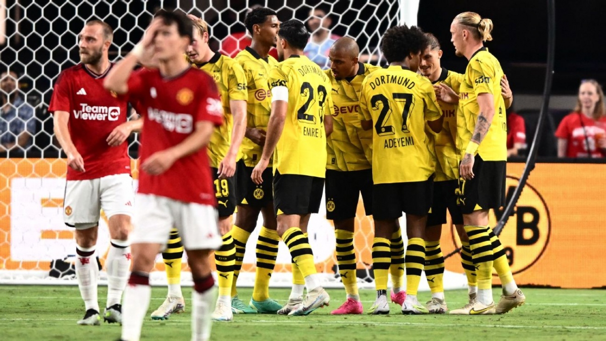 MU thua đau Dortmund vì những sai lầm nơi hàng thủ. (Ảnh: Getty)