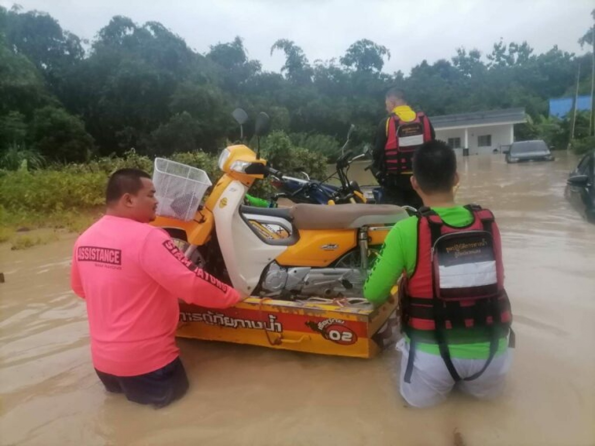 Mưa lớn gây lũ quét, lụt lội ở tỉnh Rayong, miền Đông Thái Lan (Ảnh: Matichon)