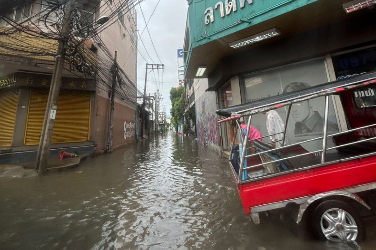 Mưa lớn gây lụt lội ở nhiều khu vực của Thủ đô Bangkok (Ảnh: Bangkokpost)