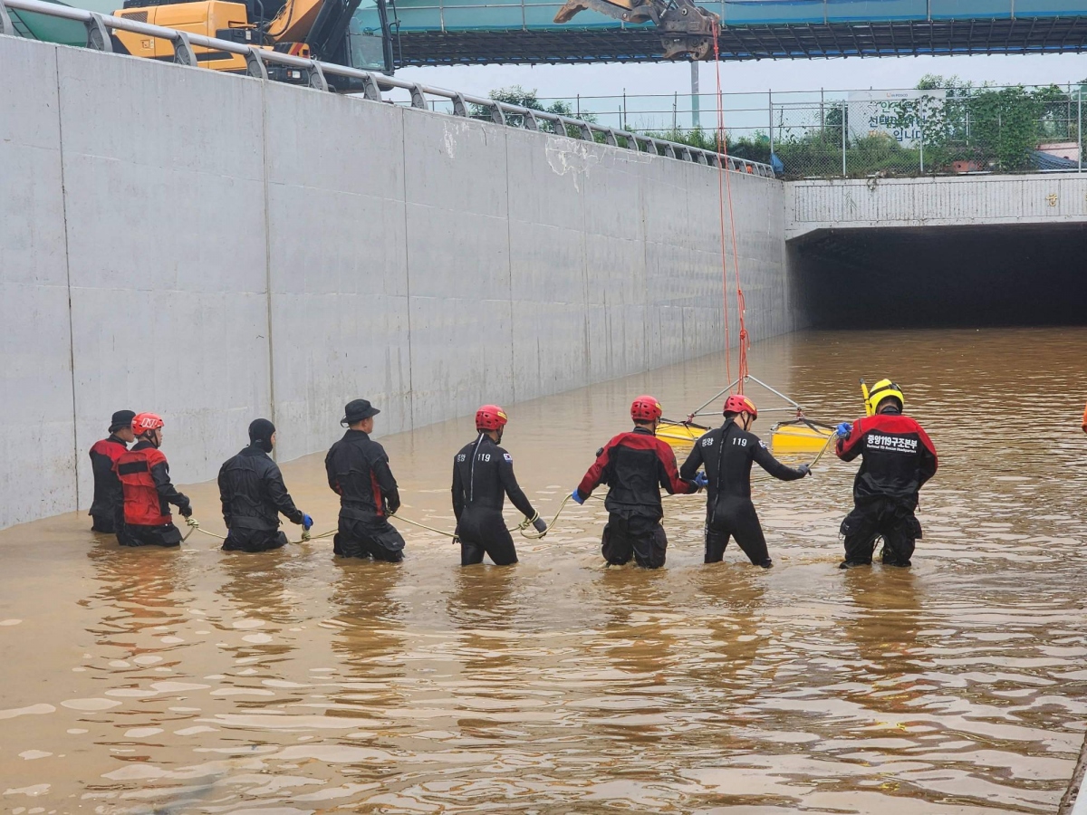 Lực lượng cứu hộ Hàn Quốc tìm kiếm những người mất tích trong một đường hầm ngập nước ở thành phố Cheongju.Ảnh: AFP