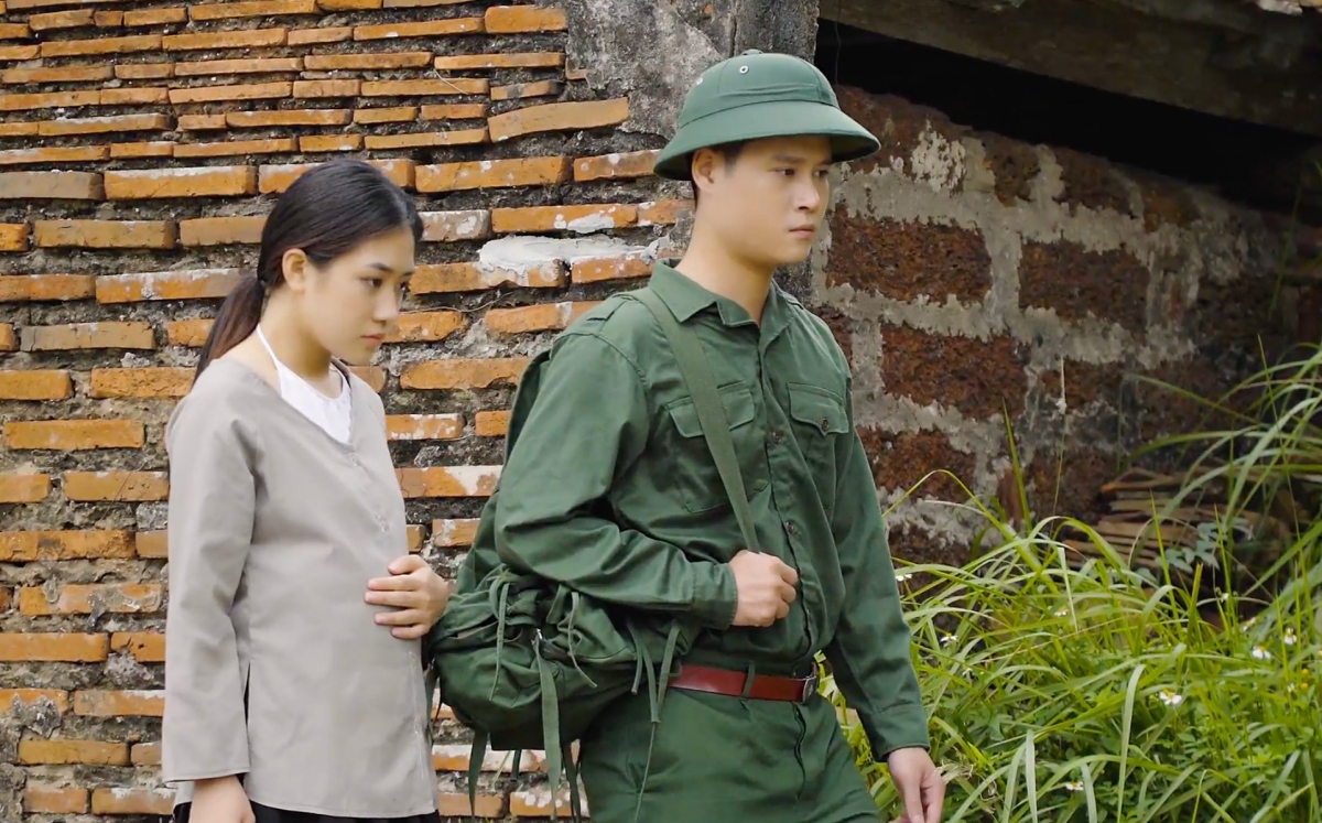 MV "Bến sông đợi chờ" đủ để khán giả cảm nhận về những hi sinh trong thời chiến mà không cần khỏi lửa, đạn bom.