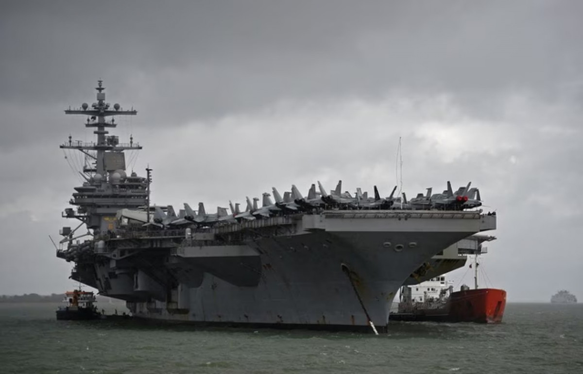 Tàu sân bay USS George HW Bush thả neo ngoài khơi vịnh Stokes, Anh, ngày 27/7/2017 (Ảnh: Reuters)