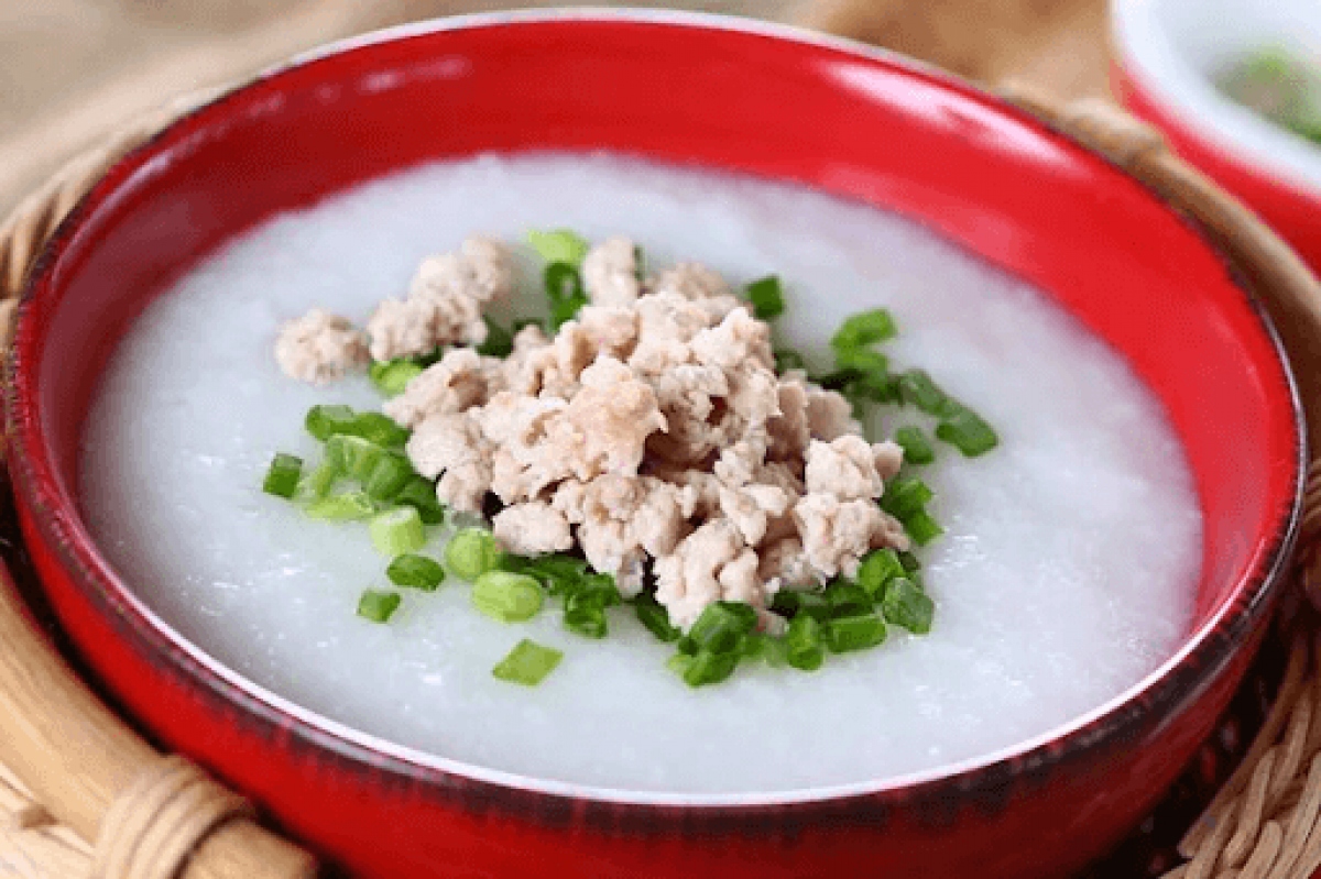 Khi tôi bê bát cháo lên, ngay miếng đầu tiên bà nhăn mặt nói cho bà ăn thịt sống (ảnh minh họa)