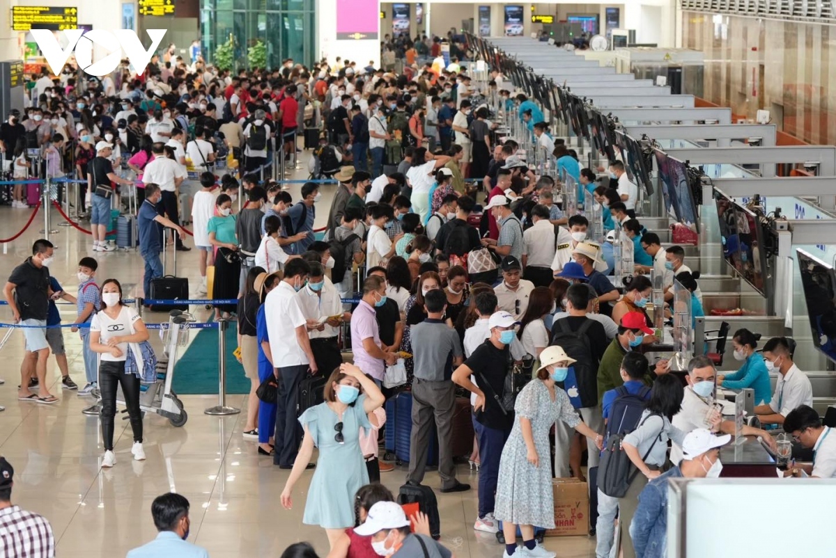 Passengers crowd the security-check area in Noi Bai International Airport