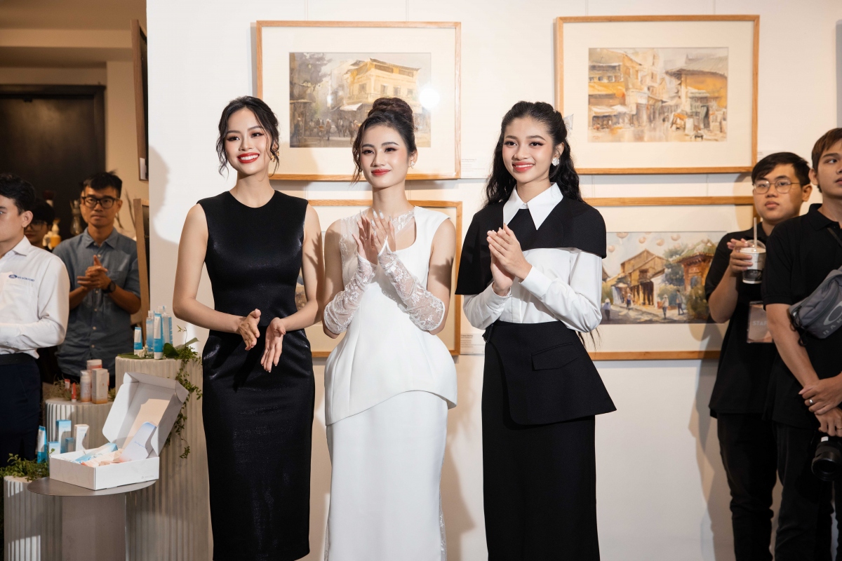 Top 3 Miss World Vietnam 2023 đến chúc mừng Anh Thư