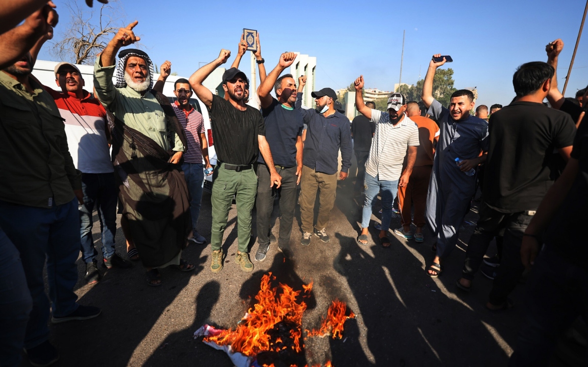 Người Iraq biểu tình trước đại sứ quán Thụy Điển ở Baghdad, để phản đối vụ đốt kinh Koran. Ảnh: AFP.