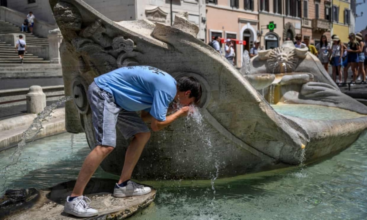 Người dân Italy hứng chịu nắng nóng kỷ lục. Ảnh: Stampa