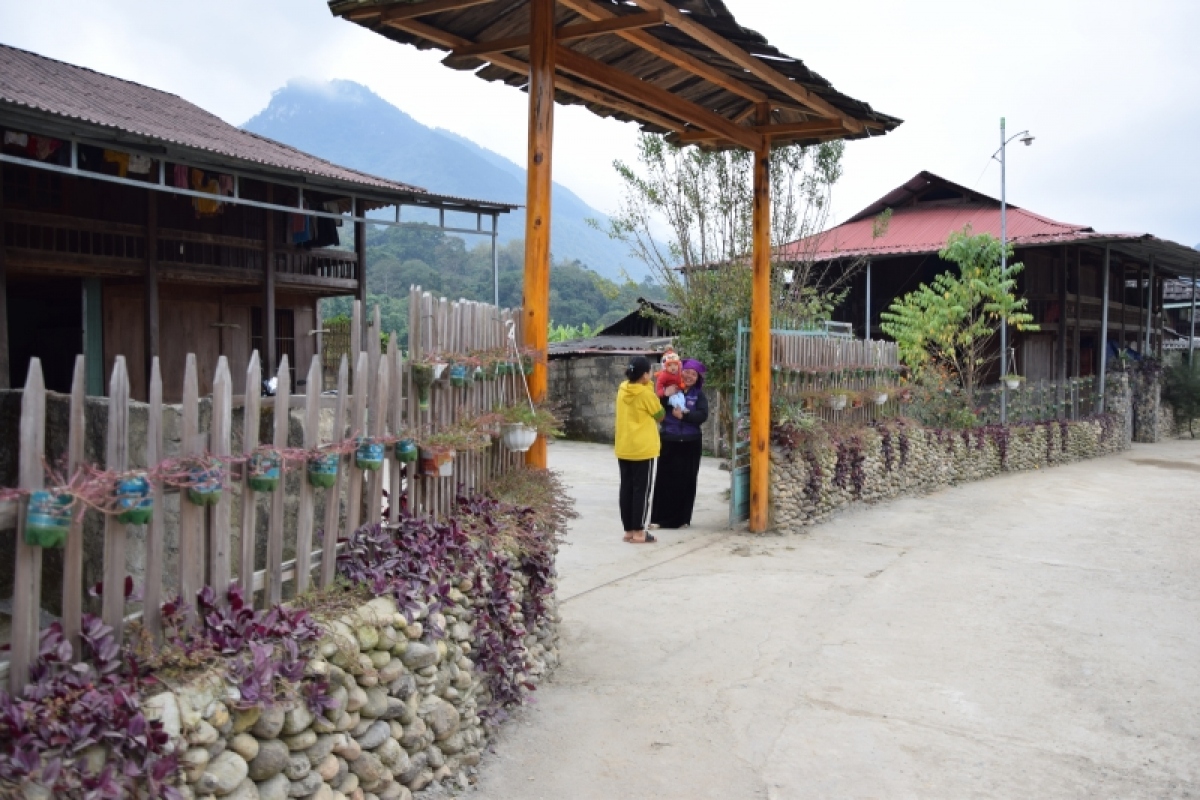Người dân Ngọc Chiến chỉnh trang nhà cửa, khuôn viên để đón khách, tạo cảnh quan độc đáo, hấp dẫn