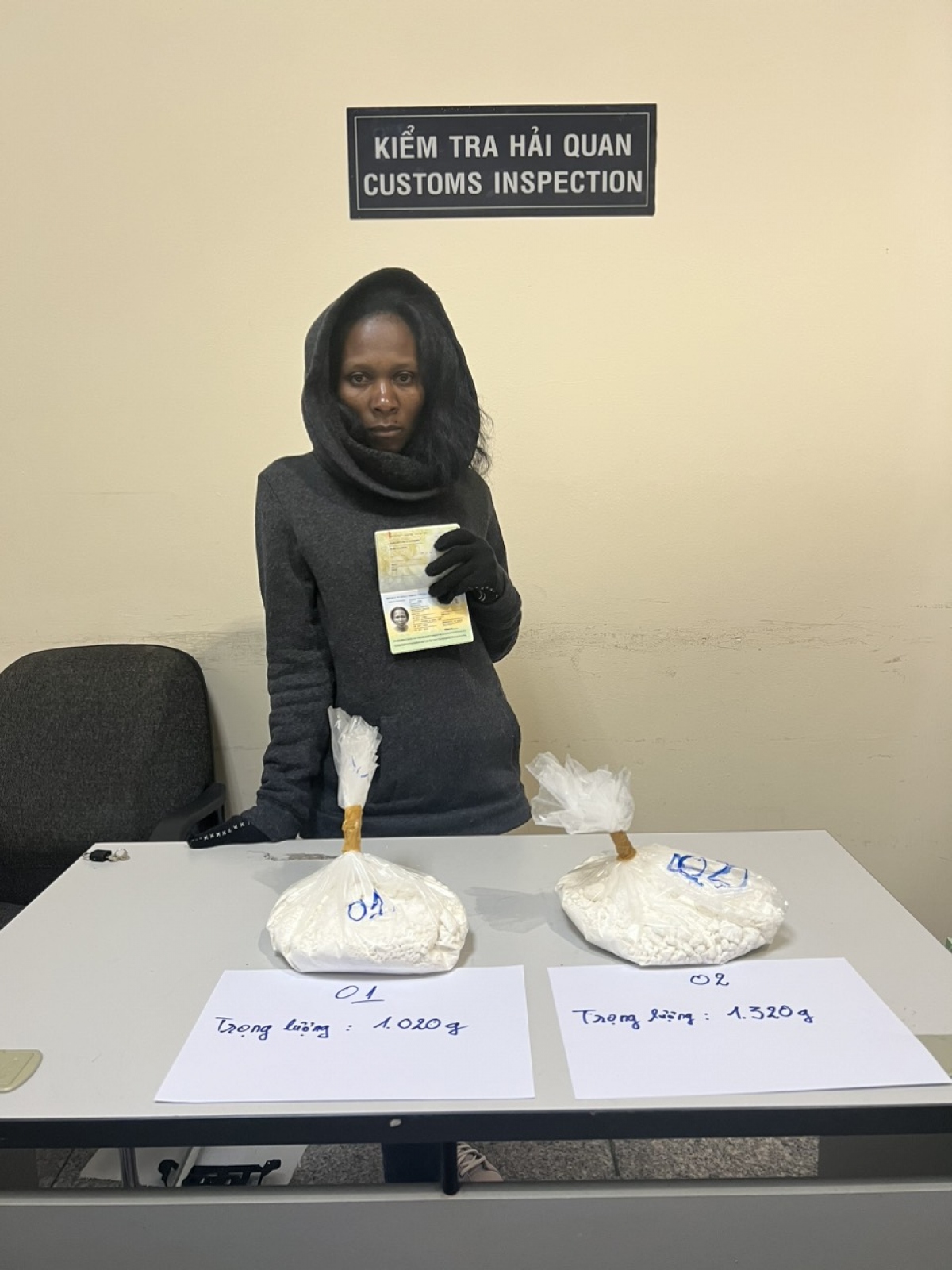 Người phụ nữ Kenya bị phát hiện mang hành lý có chứa ma túy nhập cảnh vào TP.HCM (Ảnh: CACC)