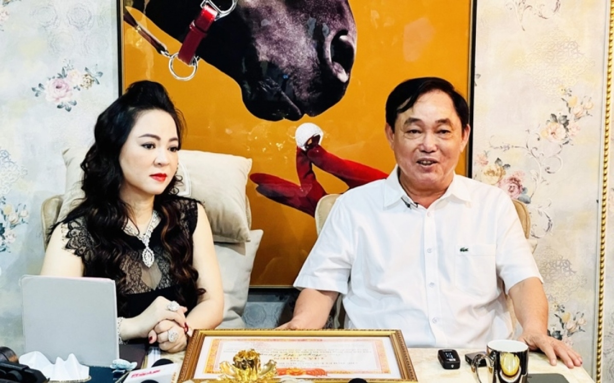 Ông Huỳnh Uy Dũng và bị can Nguyễn Phương Hằng.