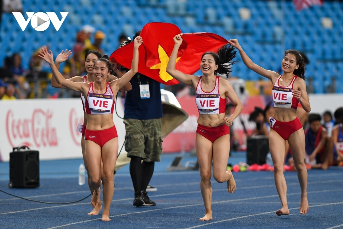 Nguyen Thi Huyen and her teammates celebrate their victory in the women's 4x400m relay at Asian Athletics Championship 2023 in Bangkok, Thailand. 