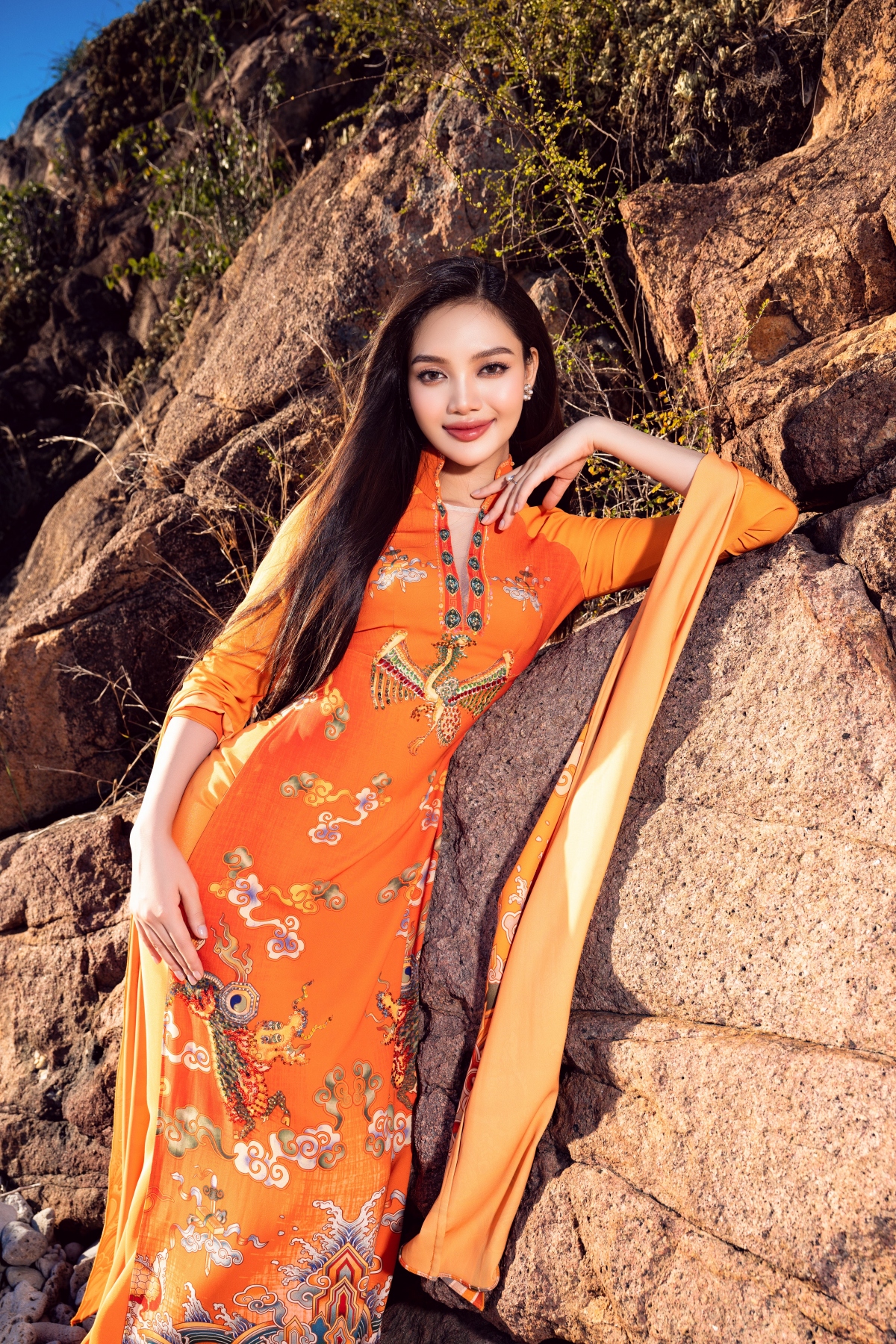 Trong bộ ảnh áo dài của các thí sinh, không chỉ đơn thuần là việc khoe nhan sắc, mà các cô gái còn cho thấy khả năng chụp hình, biểu cảm, thần thái tạo dáng trước ống kính của mình.