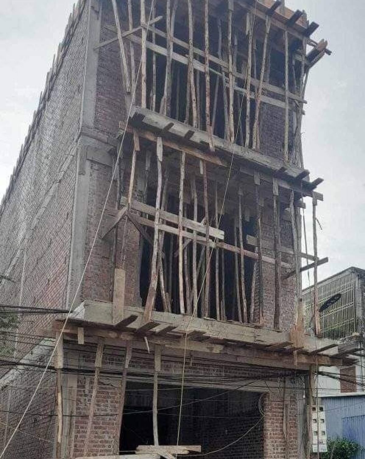 Ngôi nhà 3 tầng đang xây dựng, nơi xảy ra vụ tai nạn. (Ảnh người dân cung cấp)