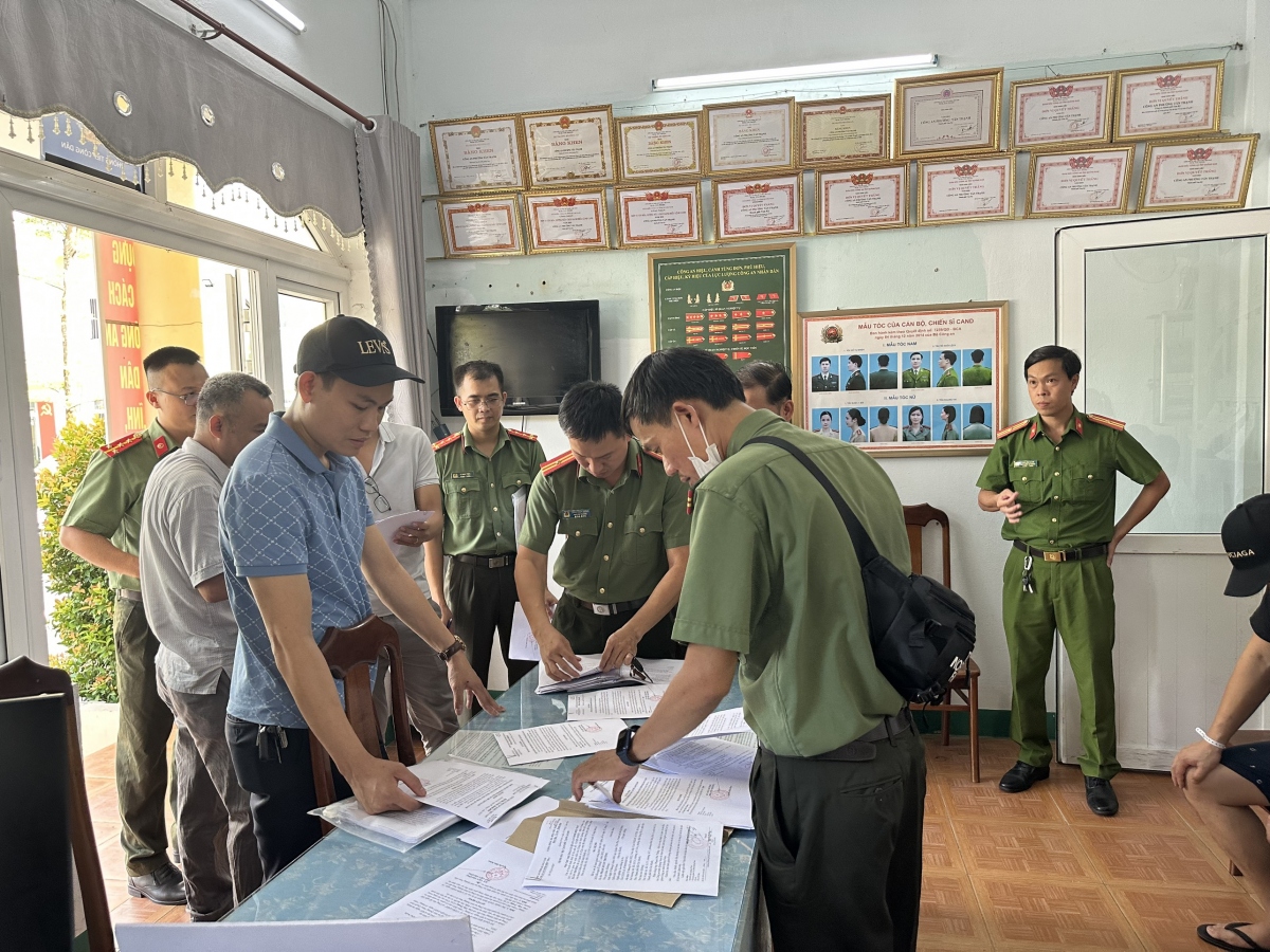 Nhiều tài liệu và tang vật được cơ quan công an thu giữ