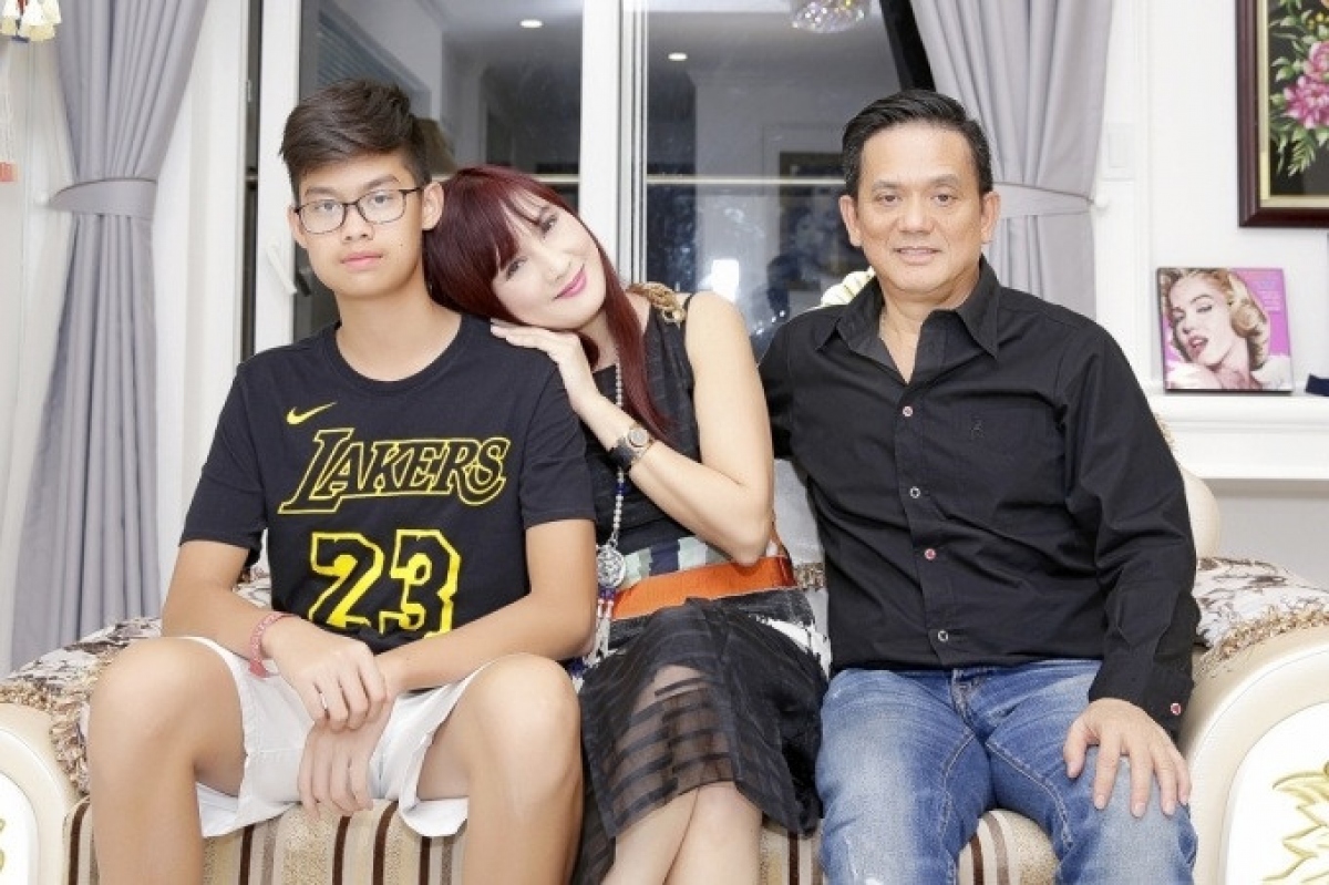Đầu năm 2003, Hiền Mai lên xe hoa cùng doanh nhân Hoàng Minh. Cô sinh con trai năm 2004, xây dựng tổ ấm hạnh phúc cùng chồng. Thời điểm mới kết hôn, Hiền Mai và chồng cũng gặp không ít khó khăn bởi người ở Mỹ, người ở Việt Nam. Nữ diễn viên "Tuổi thần tiên" nhất quyết không sang Mỹ định cư, buộc chồng phải từ bỏ sự nghiệp đang phát triển, về Việt Nam sống cùng vợ.