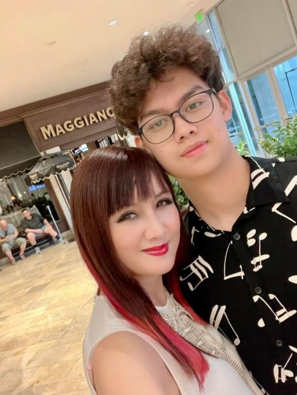 Vợ chồng Hiền Mai từng có lúc muốn chia tay. Tuy nhiên, vì cảm thấy còn duyên nợ và đặt nền tảng gia đình, con cái lên hàng đầu, cả hai gạt đi những mâu thuẫn, ngồi lại nói chuyện và cùng vượt qua tất cả. "Tôi tiết chế bản tính ham chơi của mình để có thể chu toàn được nhiệm vụ làm mẹ, làm vợ", Hiền Mai bộc bạch.