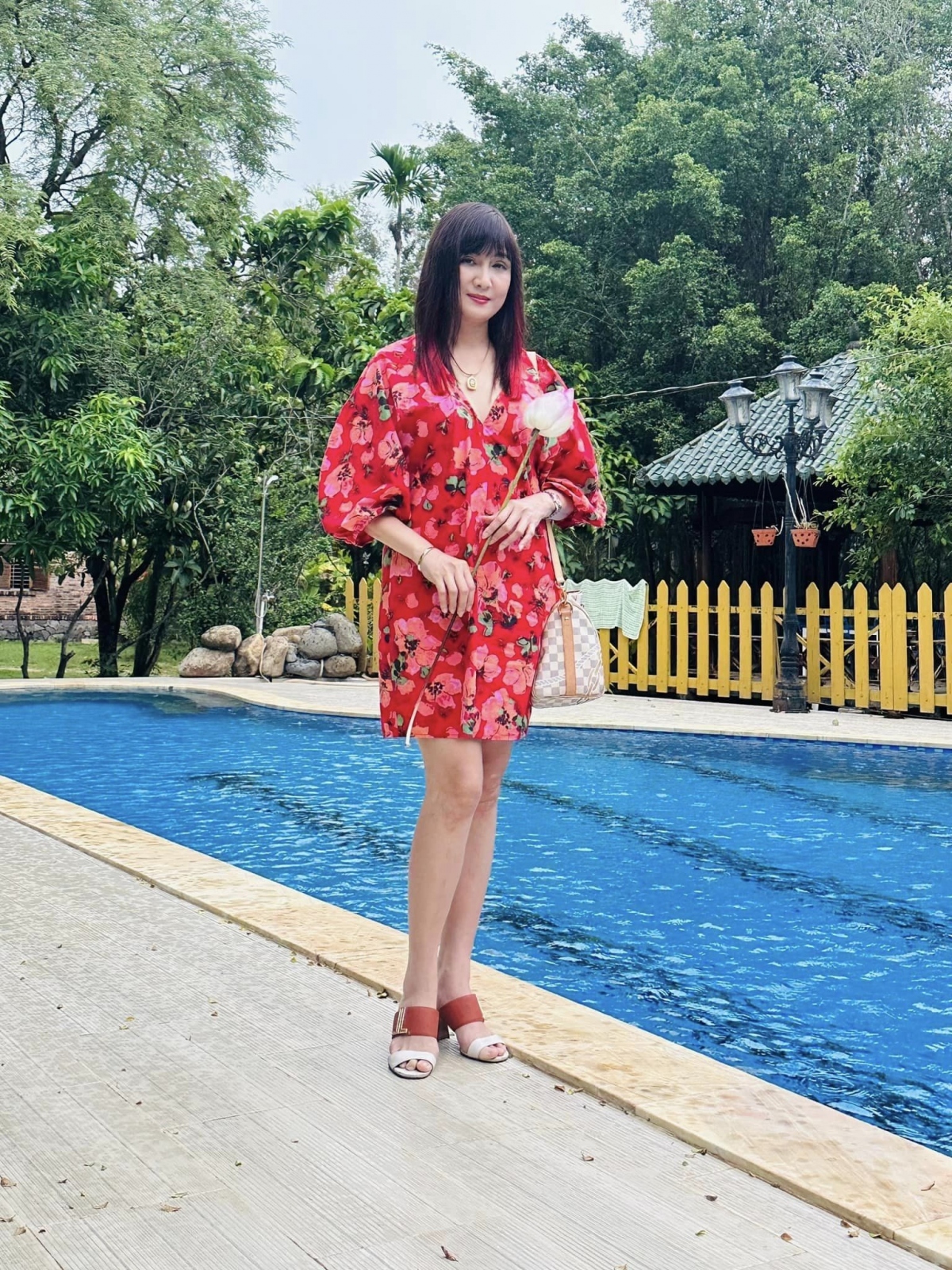 Những năm sau này, Hiền Mai ít tham gia hoạt động nghệ thuật. Một phần vì cô bận rộn chăm sóc cho gia đình, phần vì chưa chọn được vai diễn ưng ý. Nữ diễn viên trong một căn biệt thự ven sông, phong cách châu Âu sang trọng tại TP Thủ Đức. Ở tuổi ngũ tuần, cô tận hưởng cuộc sống sung túc, bình yên bên ông xã và con trai.