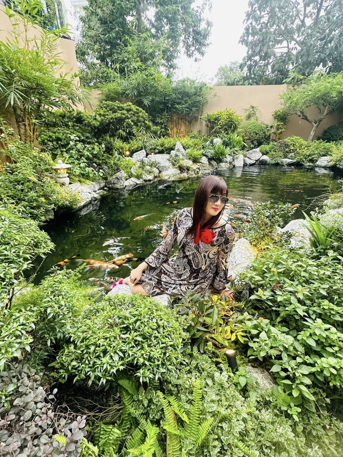Chia sẻ về khoảng thời gian này, Hiền Mai nói: "Khi ở trong nước, thời gian của tôi xoay quanh hoạt động nghệ thuật, giải trí và cộng đồng. Việc bếp núc, đưa đón con đi học, tôi có chồng và cô giúp việc lo liệu. Những chuyện lớn nhỏ trong nhà do bạn đời sắp xếp, quyết định. Giờ, một mình tôi tự làm tất cả từ nấu ăn, đi học lái xe đến tìm nhà".