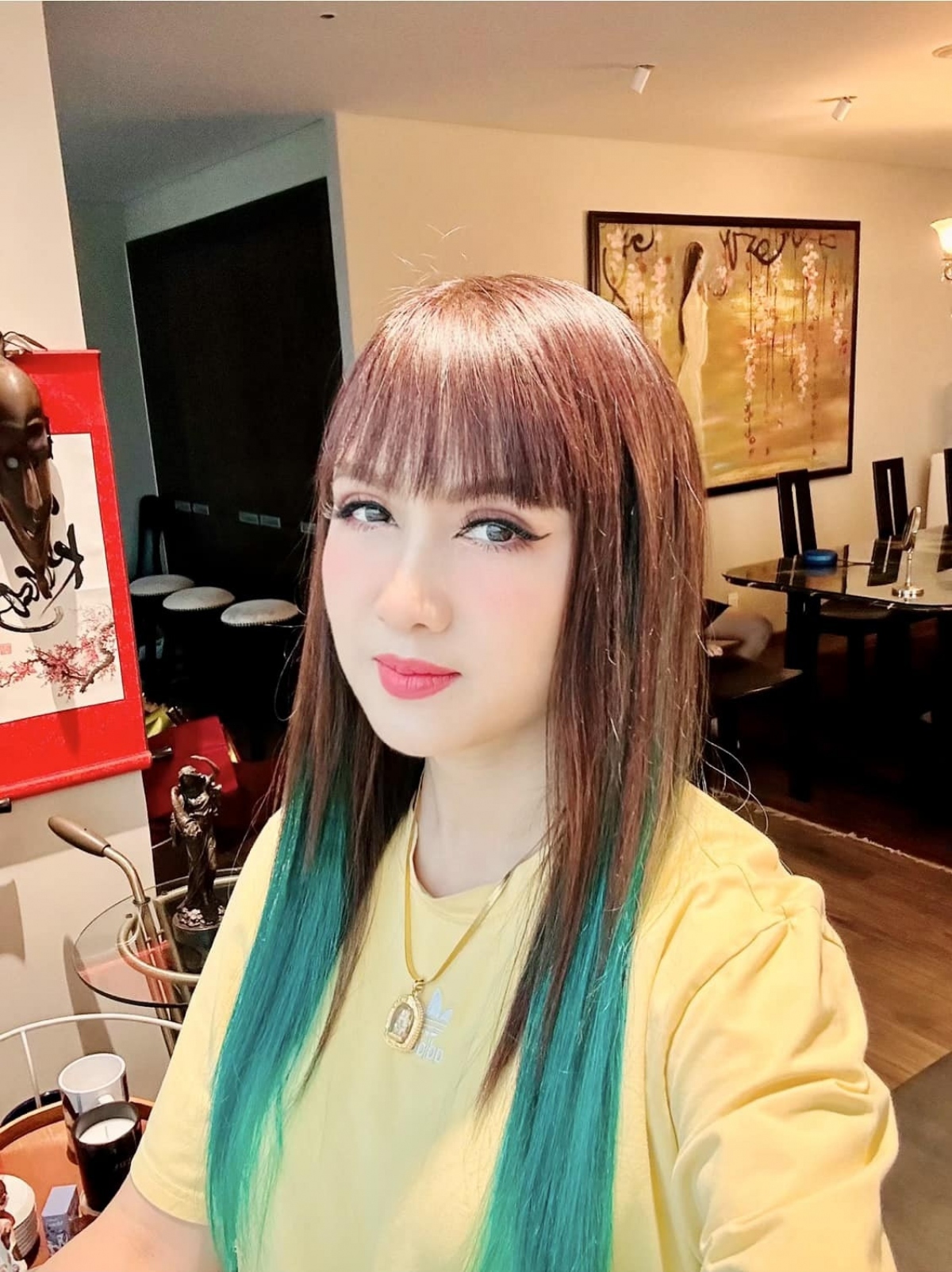 Trên trang cá nhân, những hình ảnh đời thường của cô thường nhận nhiều lời khen của khán giả.