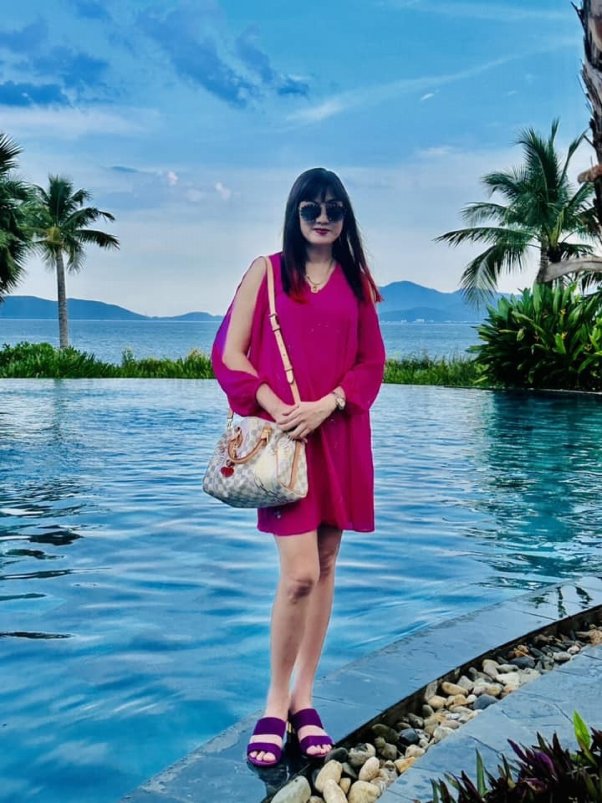 Bước sang tuổi 56, Hiền Mai vẫn ưa chuộng những màu tóc nổi bật, phong cách ăn mặc rực rỡ, được khen "trẻ mãi không già".