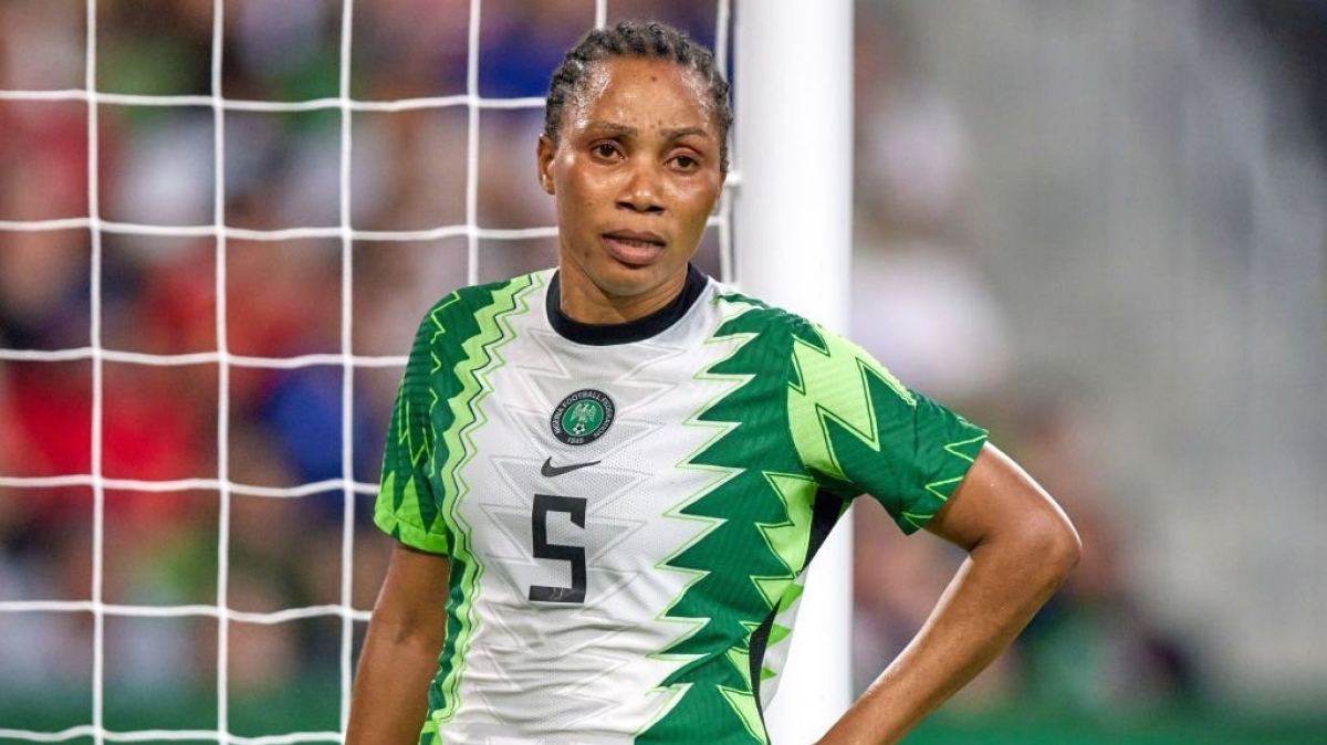 Onome Ebi (Nigeria) - 40 tuổi: Trung vệ của ĐT nữ Nigeria đón sinh nhật lần thứ 40 sớm hơn danh thủ Christine Sinclair khoảng 1 tháng. Do đó, Onome Ebi chính là cầu thủ nhiều tuổi nhất ở kỳ World Cup nữ 2023 năm nay. Cầu thủ này đã gắn bó với ĐT nữ Nigeria từ năm 2003 và năm nay là lần thứ 6 cô dự một kỳ World Cup nữ.