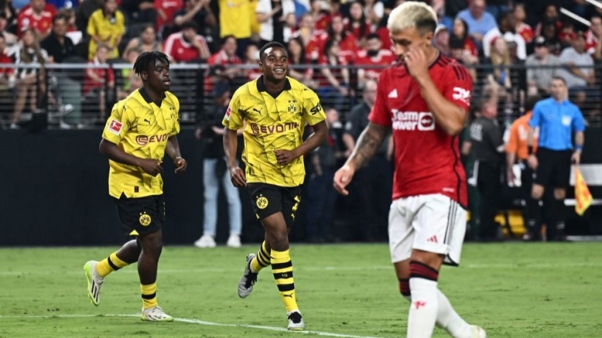 Dù vậy, tới phút 71, Moukoko lập công ấn định chiến thắng 3-2 cho Dortmund sau khi hậu vệ Wan-Bissaka mắc sai lầm.