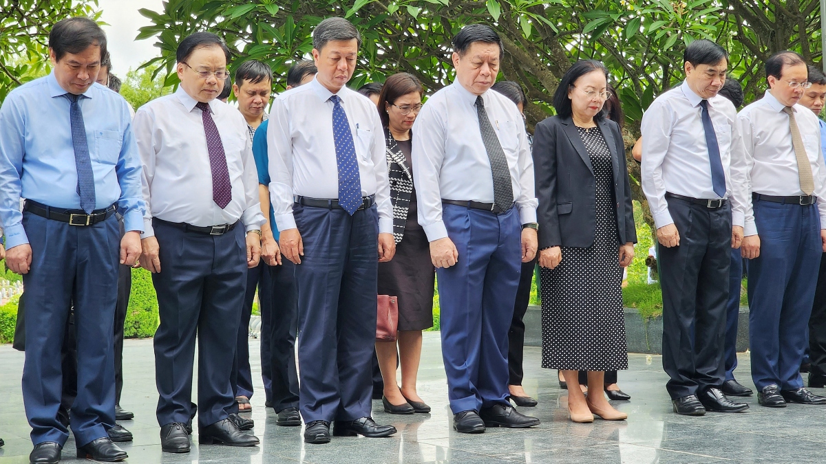 Đoàn công tác của Trưởng Ban Tuyên giáo Trung ương cùng lãnh đạo tỉnh Điện Biên dâng hương tưởng niệm các anh hùng, liệt sỹ.