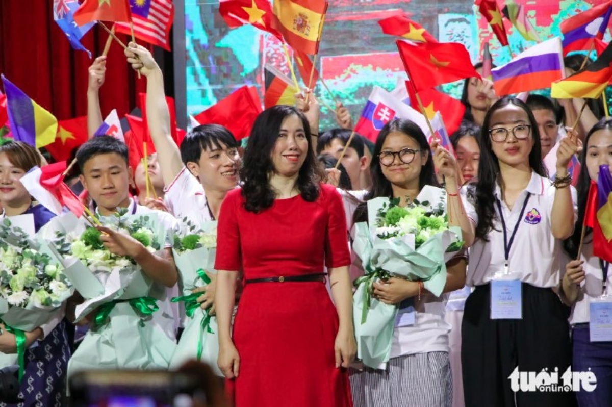 Deputy Minister of Foreign Affairs Le Thi Thu Hang presents bouquets of flowers to overseas young people joining the camp.