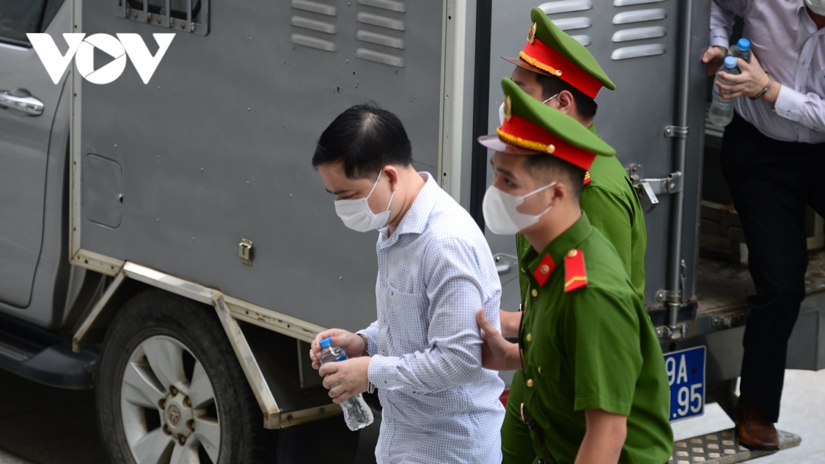 Bị cáo Phạm Trung Kiên, cựu Thư ký của Thứ trưởng Bộ Y tế liên tục cúi mặt khi vào tòa. Bị cáo Kiên là người duy nhất bị VKS đề nghị mức án Tử hình.