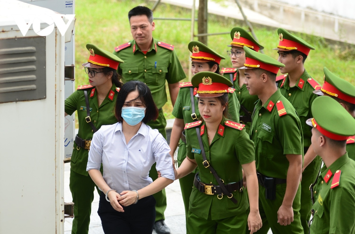 Dẫn giải các bị cáo nữ.