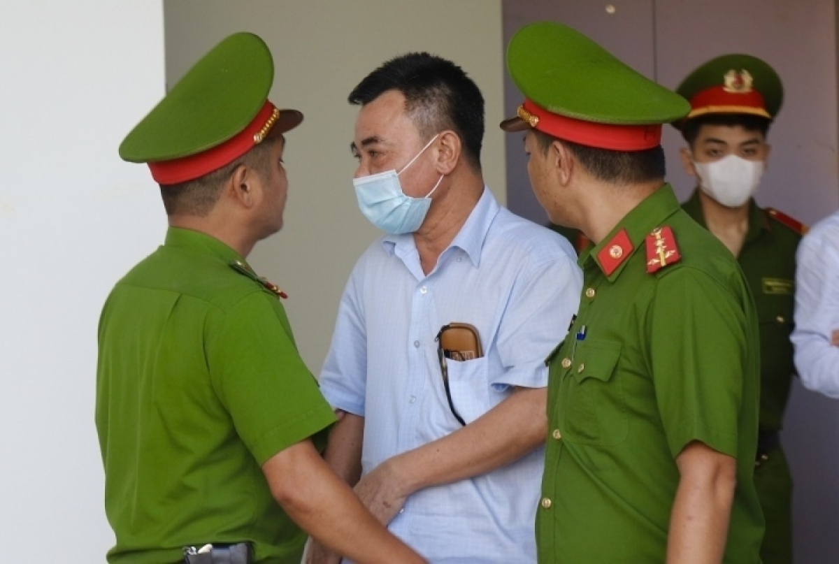 Cựu Phó Giám đốc Công an TP Hà Nội Nguyễn Anh Tuấn bị dẫn giải tới toà.