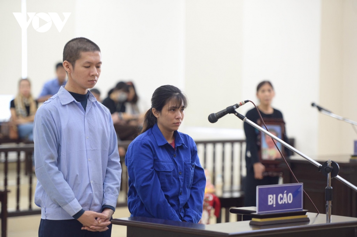 Bị cáo Nguyễn Thị Lan Anh và Nguyễn Minh Tuấn (chồng Lan Anh) tại tòa năm 2020.