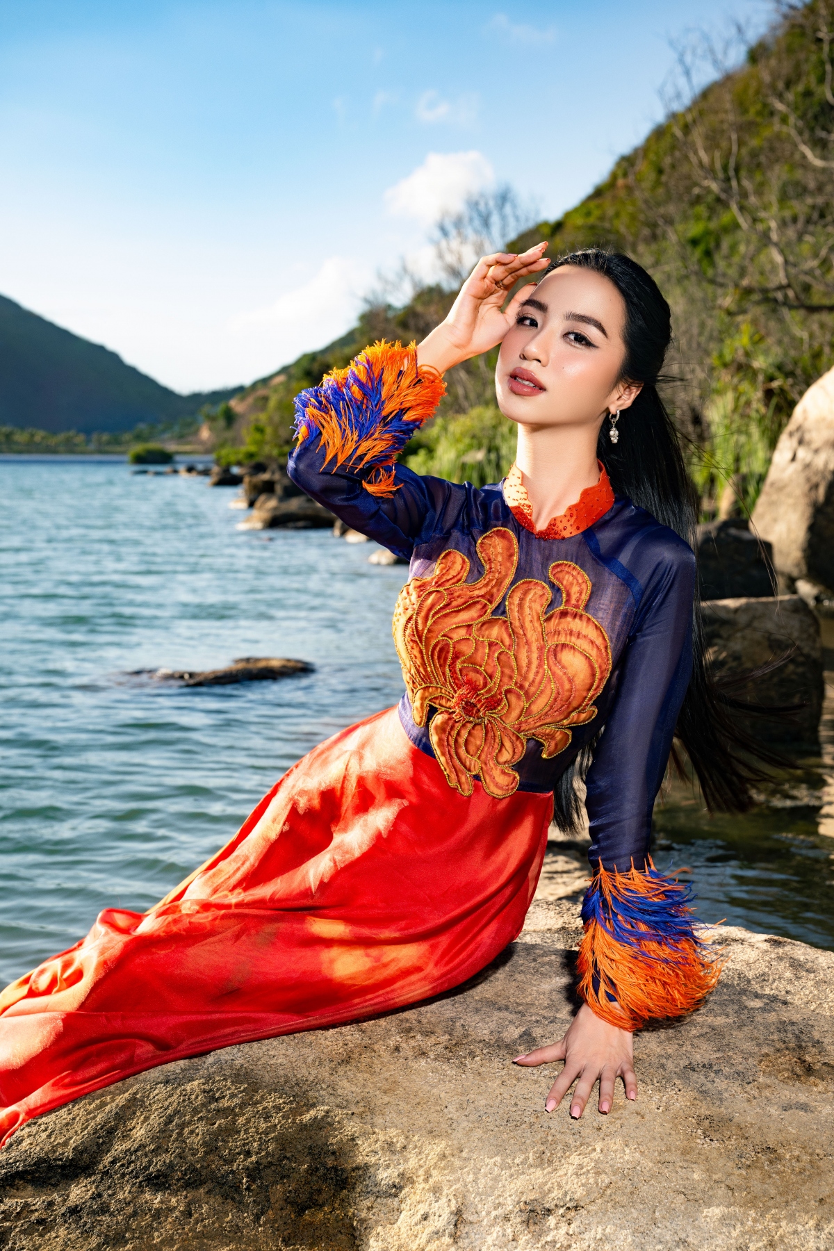 Xuất hiện trong những tà áo dài, các thí sinh Miss World Vietnam 2023 thả dáng đầy nhẹ nhàng, bay bổng, khoe trọn những vẻ đẹp thuần khiết nhưng cũng không kém phần quyến rũ.
