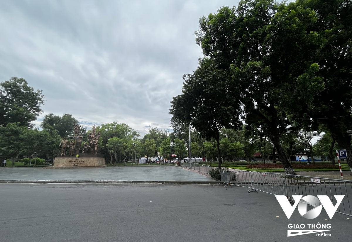 Phía bên cạnh là công viên Thống Nhất, có khá nhiều nhóm bạn trẻ chọn vào trong công viên để tổ chức các hoạt động vui chơi