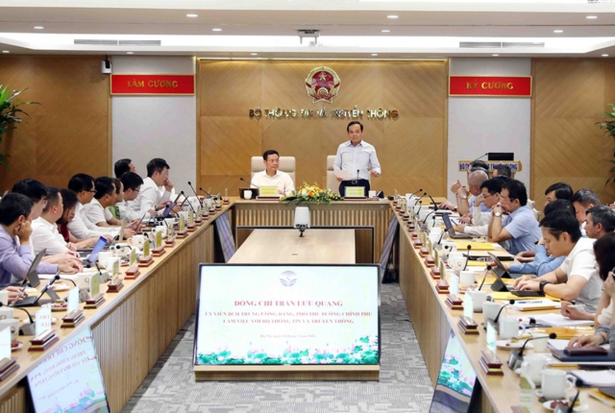 Phó Thủ tướng Trần Lưu Quang làm việc tại Bộ Thông tin và Truyền thông.