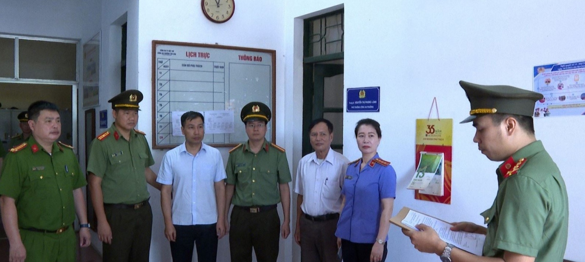 Cơ quan An ninh điều tra đọc lệnh bắt bị can để tạm giam đối với Nguyễn Tiến Lâm - nguyên PGĐ Sở kế hoạch đầu tư tỉnh Phú Thọ, nguyên Chủ tịch UBND thị xã Phú Thọ, tỉnh Phú Thọ. Ảnh: Công an tỉnh Phú Thọ cung cấp