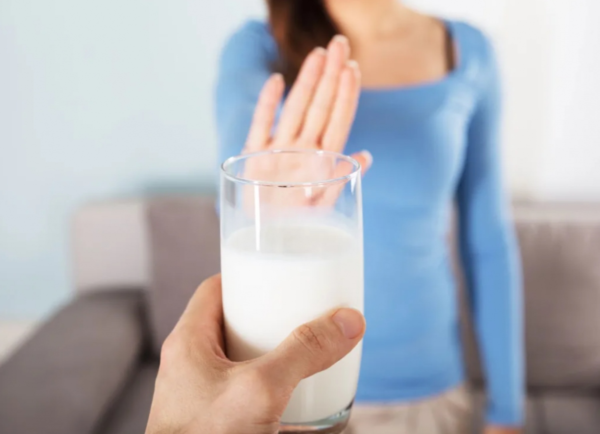 Tránh các sản phẩm đường sữa: Nếu bạn không thể dung nạp lactose (một loại chất có nhiều trong đường sữa), bạn có thể bị tiêu chảy và đầy hơi sau khi ăn hoặc uống các sản phẩm từ sữa. Người ta ước tính rằng 68% dân số thế giới mắc chứng không dung nạp đường sữa. Do vậy, nếu thường xuyên bị đầy hơi, bạn nên dừng ăn hoặc uống các loại thực phẩm làm từ đường sữa như phô mai, sữa chua,...