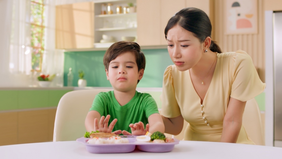 Tăng số bữa ăn trong ngày: Phụ huynh nên chia nhỏ, tăng thêm số bữa ăn trong ngày thay vì kéo dài bữa, ép buộc con ăn hết. Mỗi bữa ăn chỉ nên diễn ra trong tối đa 30 phút.