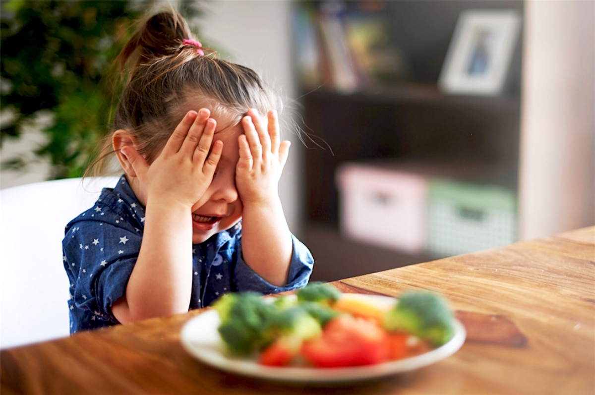 Điều trị hiệu quả các bệnh lý liên quan: Trẻ biếng ăn có thể là do các bệnh lý liên quan như bệnh nhiễm trùng, bệnh đường hô hấp, tiêu hoá... Phụ huynh cần phân biệt khi nào trẻ biếng ăn sinh lý, tâm lý hay bệnh lý để điều trị cho đúng bệnh.
