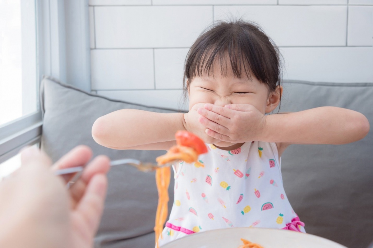 Cho phép trẻ ăn thứ mình thích: Khi bé bị ốm, giảm sút khẩu vị, một số món ăn có thể trở nên hấp dẫn trong khi một số món ăn khác thì không. Phụ huynh hãy để trẻ ăn theo sở thích, không ép trẻ phải ăn hết mọi loại thực phẩm.