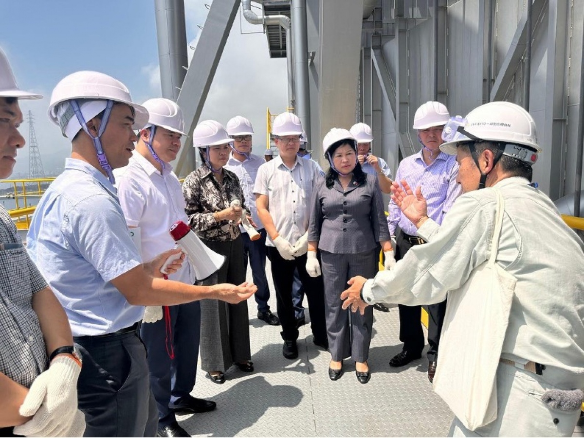 Đoàn đến tham quan và tìm hiểu mô hình sản xuất điện sinh khối tại nhà máy phát điện Kanda Bio Power