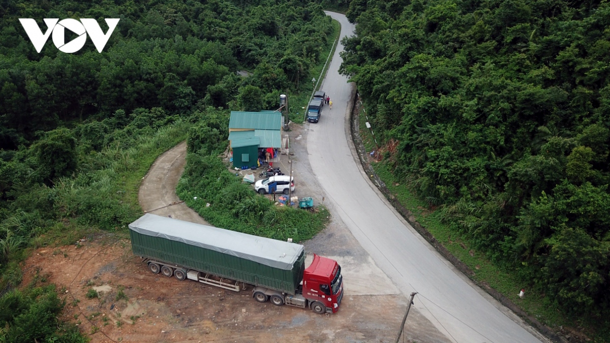 Một đoạn trên QL 279 nối Quảng Ninh với Bắc Giang hiện nay với đường đèo nhỏ hẹp.