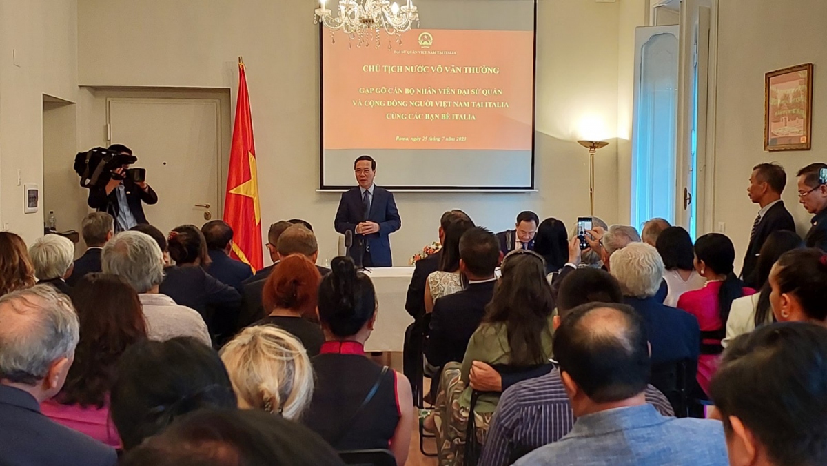 Chủ tịch nước Võ Văn Thưởng và Phu nhân cùng Đoàn cấp cao nước ta đã đến thăm và nói chuyện với cán bộ, nhân viên Đại sứ quán Việt Nam, kiều bào ta đang sinh sống, làm việc và học tập tại Italy ngay sau khi đến Thủ đô Roma.