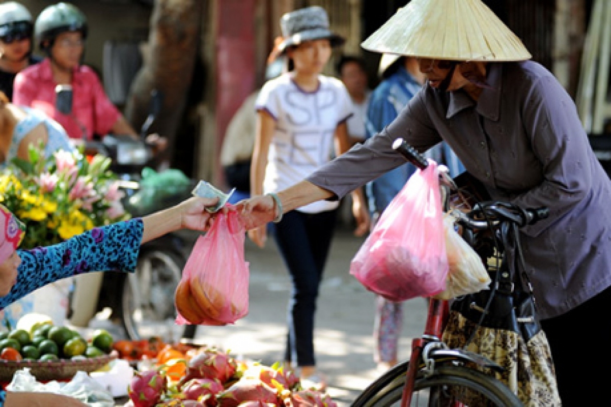 Thói quen sử dụng túi nilon phổ biến đang âm thầm gây ô nhiễm môi trường sống và ảnh hưởng trực tiếp đến sức khỏe con người.