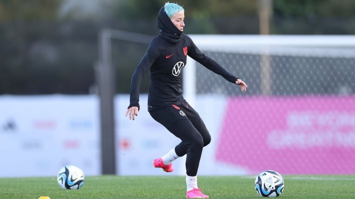 Megan Rapinoe (Mỹ ) - 37 tuổi: Trong thời gian World Cup nữ 2023 diễn ra, Megan Rapinoe sẽ đón sinh nhật tuổi 38. Tuyển thủ nữ Mỹ được đánh giá là một trong những huyền thoại của bóng đá nữ thế giới với 2 chức vô địch World Cup, 1 HCV Olympic cùng danh hiệu Quả bóng Vàng nữ thế giới 2019. Rapinoe đã tuyên bố giã từ sự nghiệp thi đấu đỉnh cao vào cuối năm 2023.